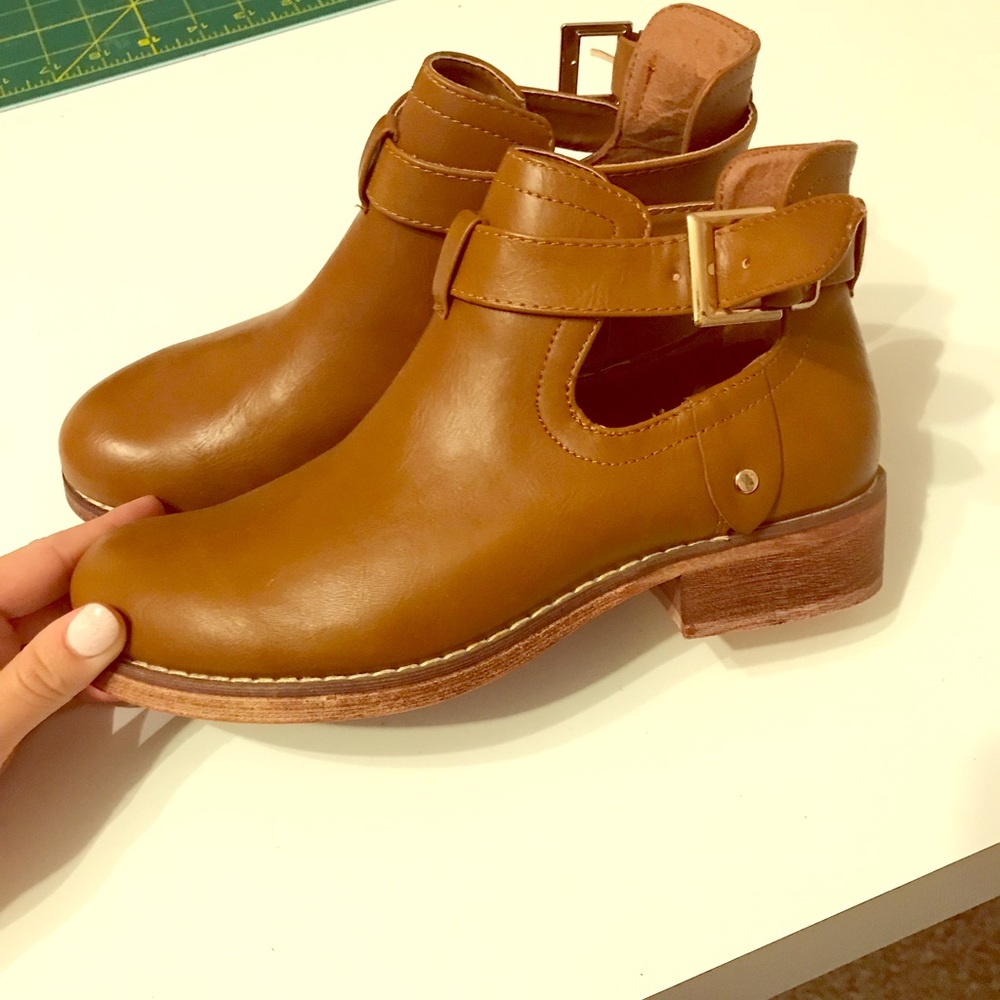 Brown ankle boots/booties.